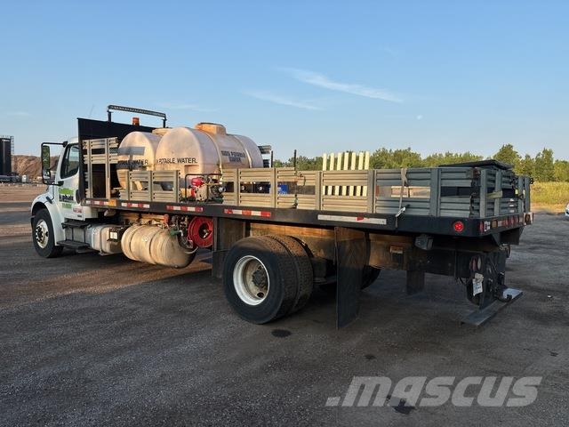 Freightliner M2 106 شاحنات مسطحة/مفصلية الجوانب
