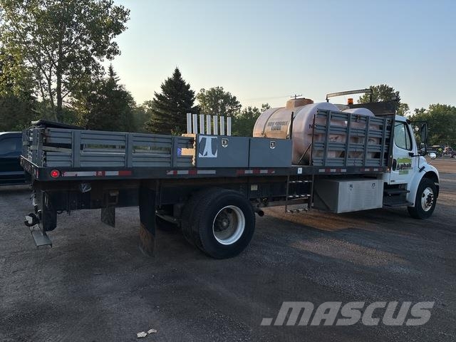 Freightliner M2 106 شاحنات مسطحة/مفصلية الجوانب