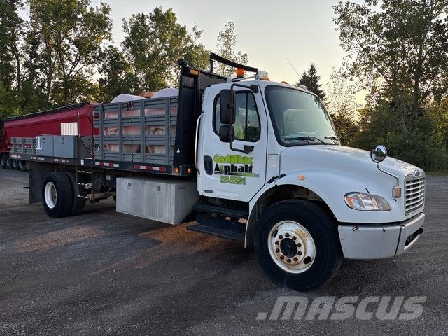 Freightliner M2 106 شاحنات مسطحة/مفصلية الجوانب