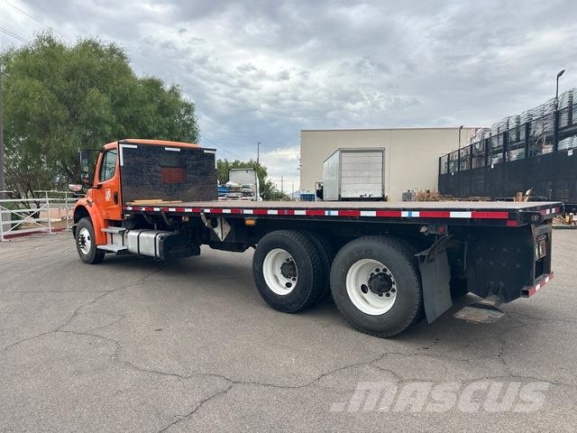 Freightliner M2 106 Pritschenwagen/Pritschenwagen mit Seitenklappe