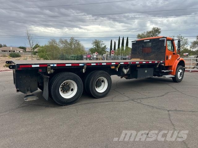 Freightliner M2 106 Pritschenwagen/Pritschenwagen mit Seitenklappe