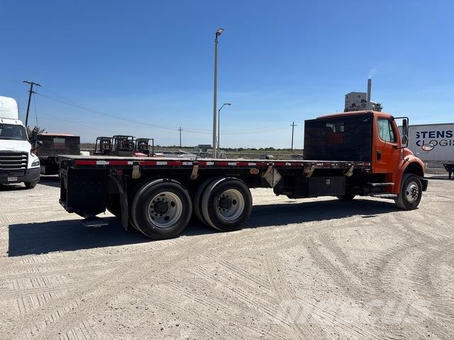 Freightliner M2 106 Pritschenwagen/Pritschenwagen mit Seitenklappe