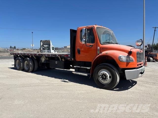 Freightliner M2 106 Pritschenwagen/Pritschenwagen mit Seitenklappe