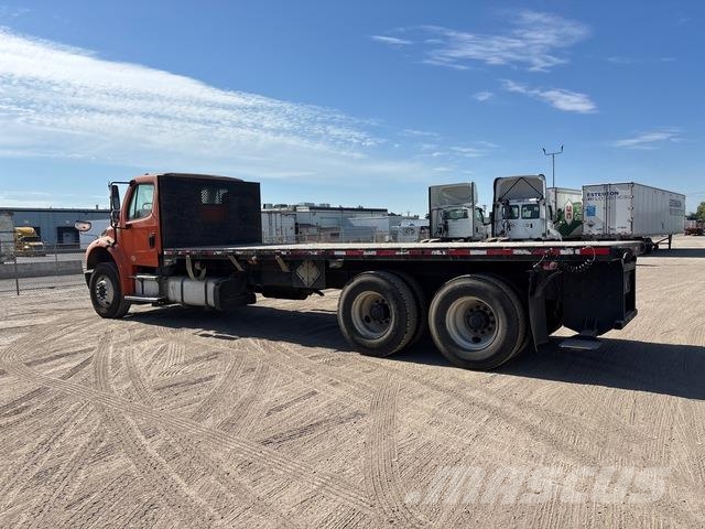 Freightliner M2 106 Pritschenwagen/Pritschenwagen mit Seitenklappe