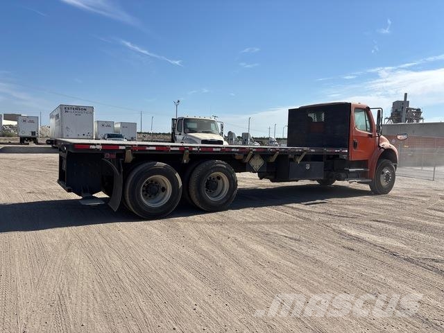 Freightliner M2 106 Pritschenwagen/Pritschenwagen mit Seitenklappe