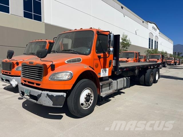Freightliner M2 106 Pritschenwagen/Pritschenwagen mit Seitenklappe