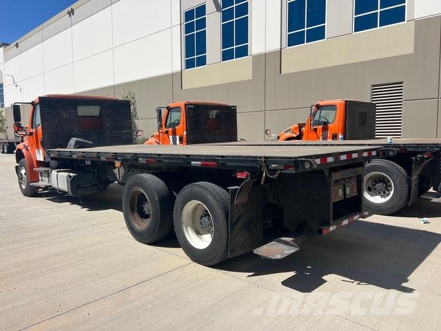 Freightliner M2 106 Pritschenwagen/Pritschenwagen mit Seitenklappe