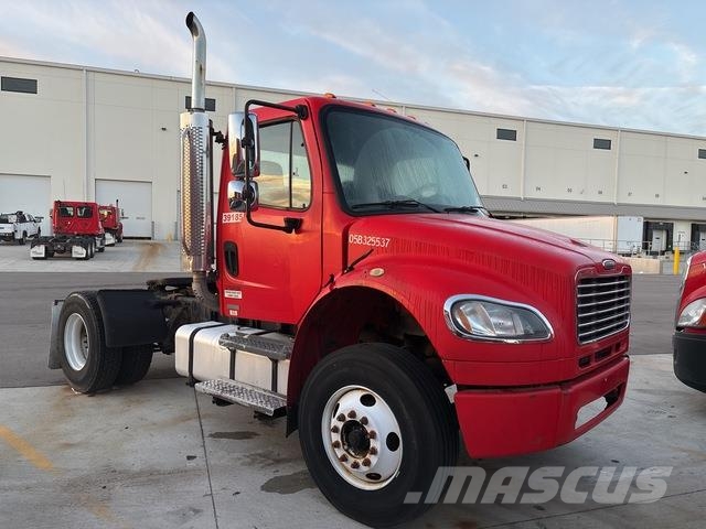 Freightliner M2 106 Vetopöytäautot