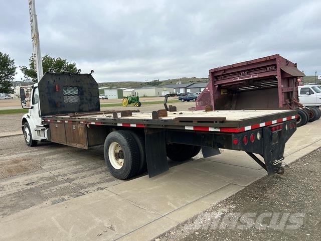 Freightliner M2 106 Pritschenwagen/Pritschenwagen mit Seitenklappe