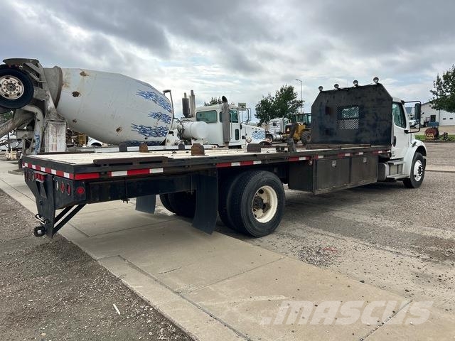 Freightliner M2 106 Pritschenwagen/Pritschenwagen mit Seitenklappe