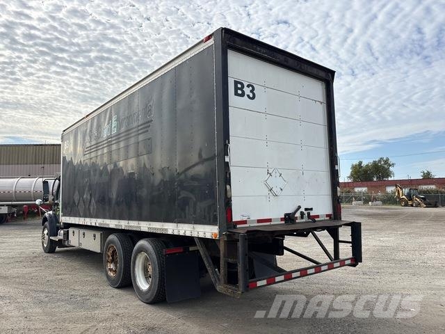 Freightliner M2 106 Camiones con caja de remolque