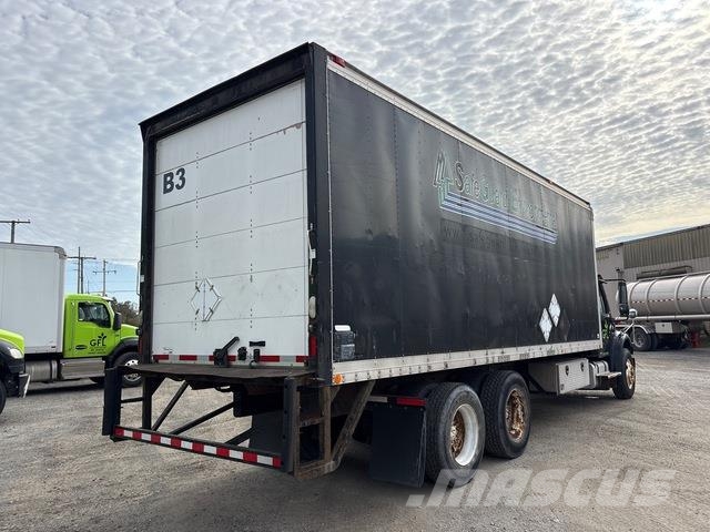 Freightliner M2 106 Camiones con caja de remolque
