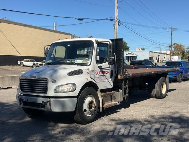 Freightliner M2 106 Pritschenwagen/Pritschenwagen mit Seitenklappe
