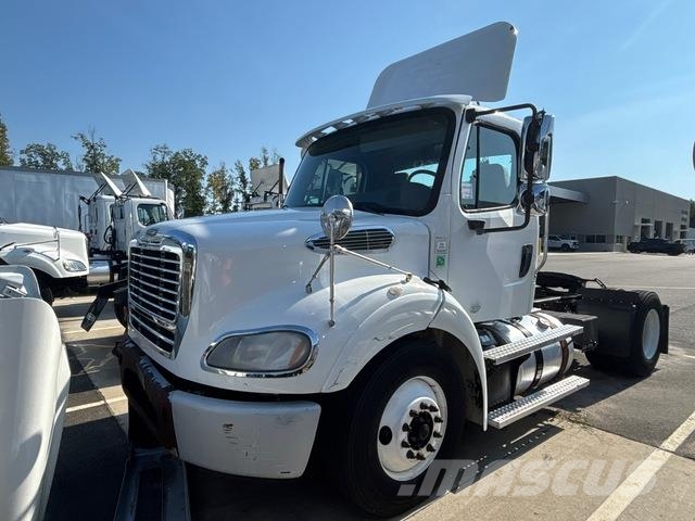 Freightliner M2112 Тягачі