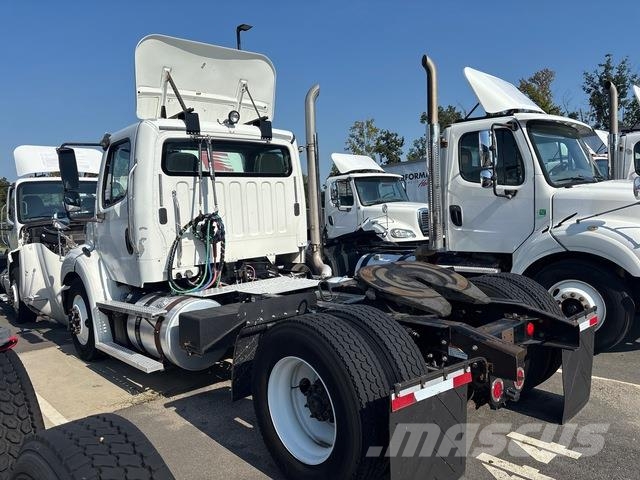 Freightliner M2112 Тягачі