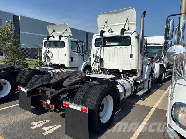 Freightliner M2112 Тягачі