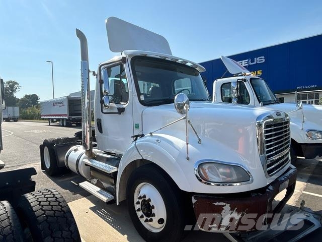 Freightliner M2112 Тягачі