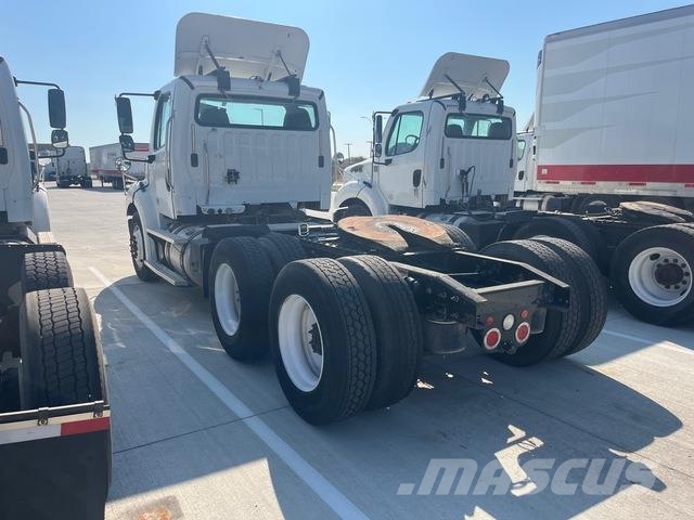 Freightliner M2112 Тягачі