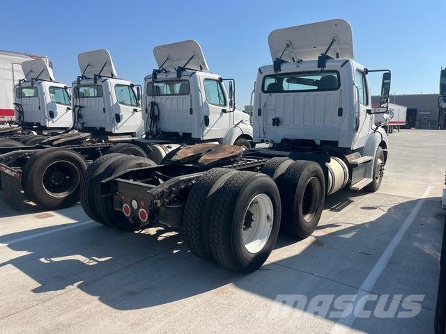 Freightliner M2112 Тягачі