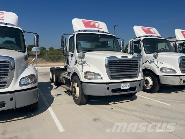 Freightliner M2112 Тягачі