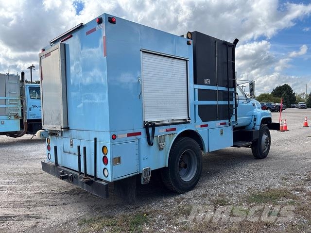 GMC C7500 Slamsugere