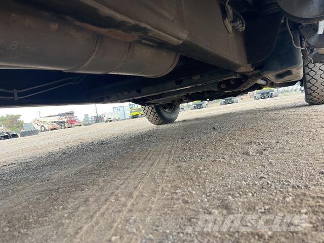 GMC Sierra 3500HD Vieglais kravas automobilis/izkraušana no sāniem