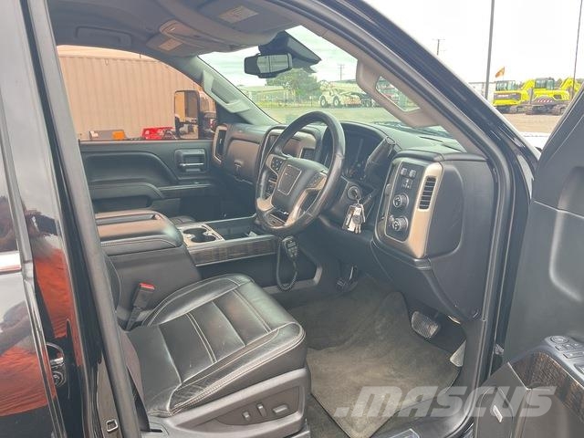 GMC Sierra 3500HD Vieglais kravas automobilis/izkraušana no sāniem