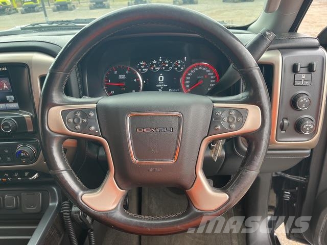 GMC Sierra 3500HD Vieglais kravas automobilis/izkraušana no sāniem