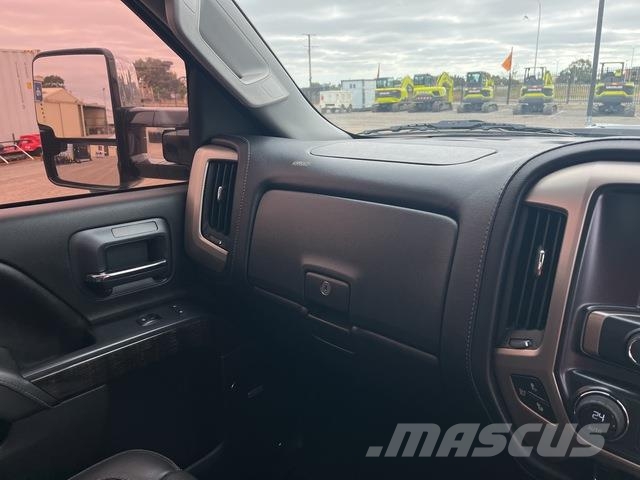 GMC Sierra 3500HD Vieglais kravas automobilis/izkraušana no sāniem