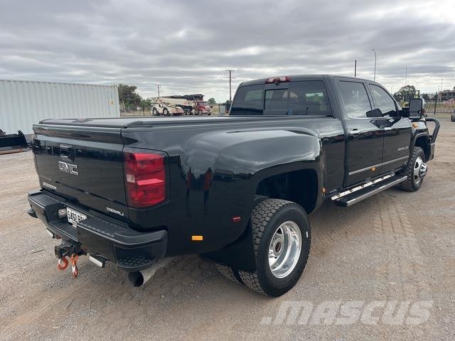 GMC Sierra 3500HD Vieglais kravas automobilis/izkraušana no sāniem