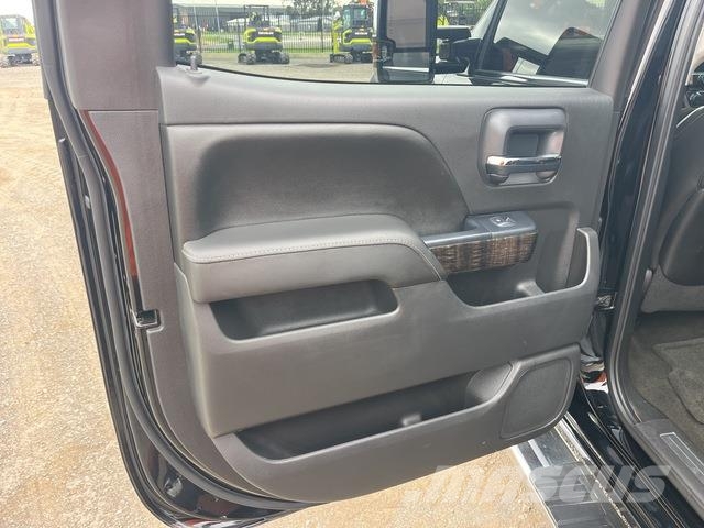 GMC Sierra 3500HD Vieglais kravas automobilis/izkraušana no sāniem