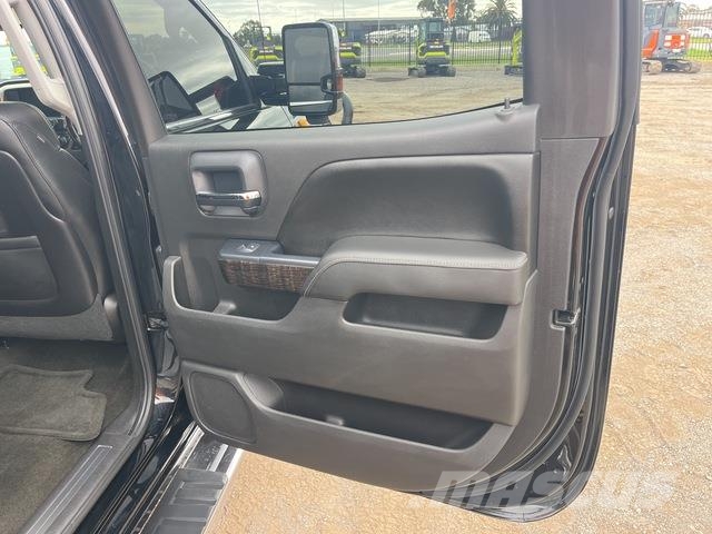 GMC Sierra 3500HD Vieglais kravas automobilis/izkraušana no sāniem
