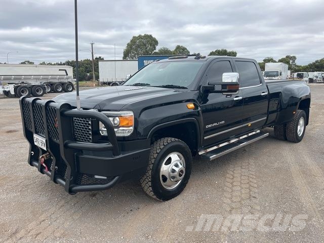 GMC Sierra 3500HD Vieglais kravas automobilis/izkraušana no sāniem