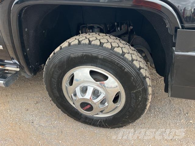 GMC Sierra 3500HD Vieglais kravas automobilis/izkraušana no sāniem