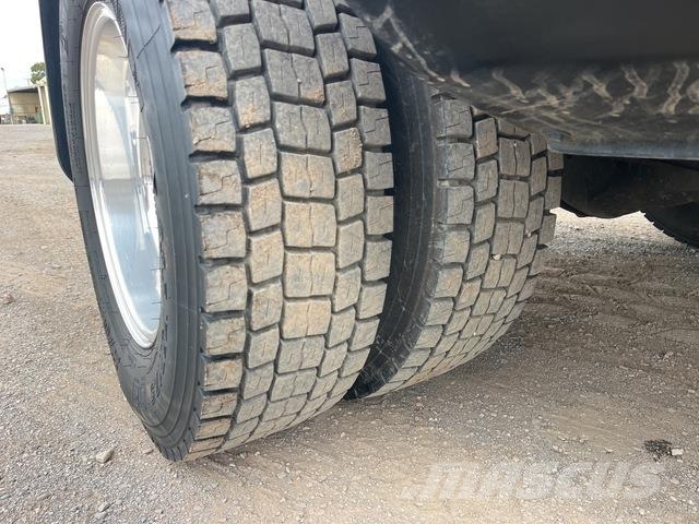 GMC Sierra 3500HD Vieglais kravas automobilis/izkraušana no sāniem