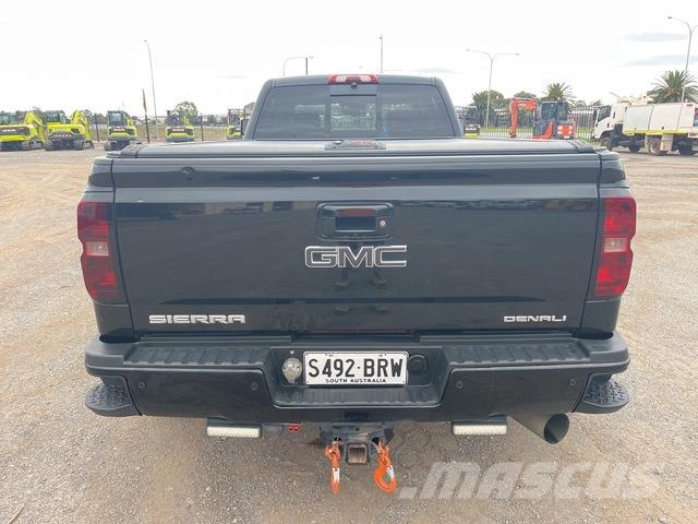 GMC Sierra 3500HD Vieglais kravas automobilis/izkraušana no sāniem