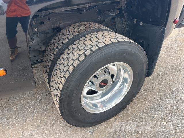 GMC Sierra 3500HD Vieglais kravas automobilis/izkraušana no sāniem