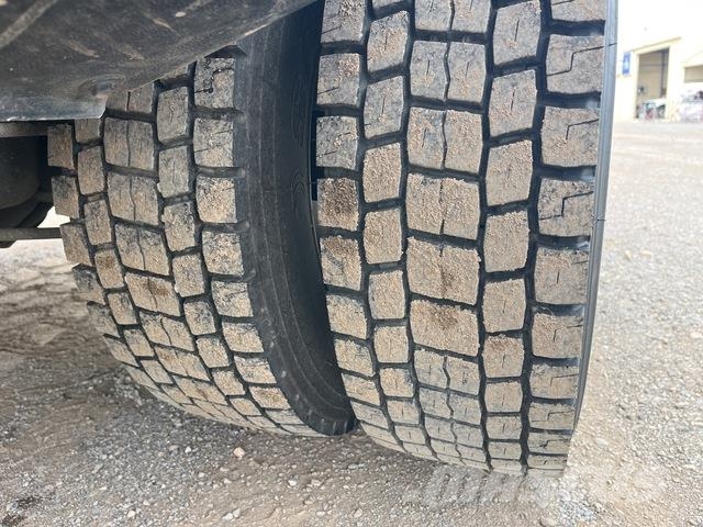 GMC Sierra 3500HD Vieglais kravas automobilis/izkraušana no sāniem