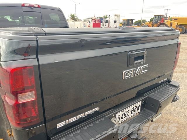 GMC Sierra 3500HD Vieglais kravas automobilis/izkraušana no sāniem