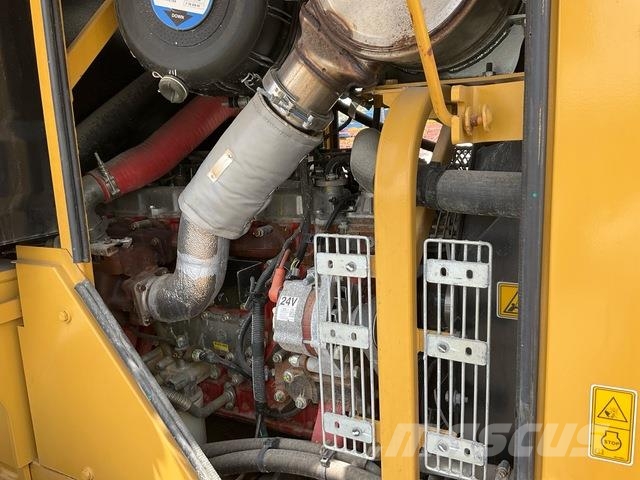 Hindustan Cat 2021F Utovarivači na kotačima
