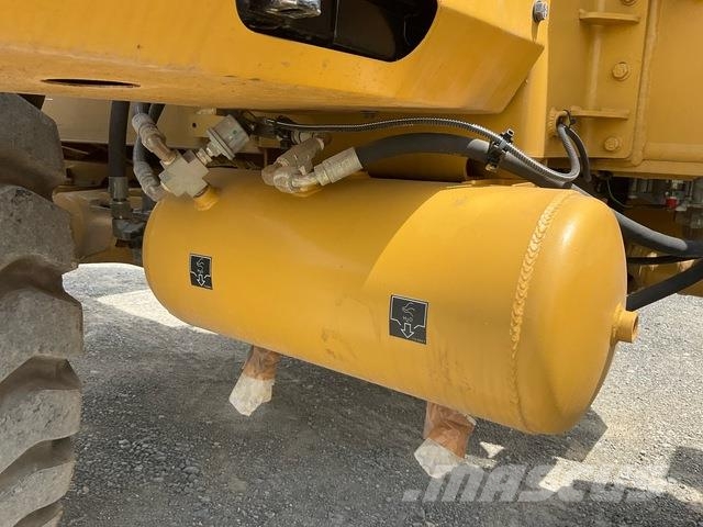 Hindustan Cat 2021F Utovarivači na kotačima