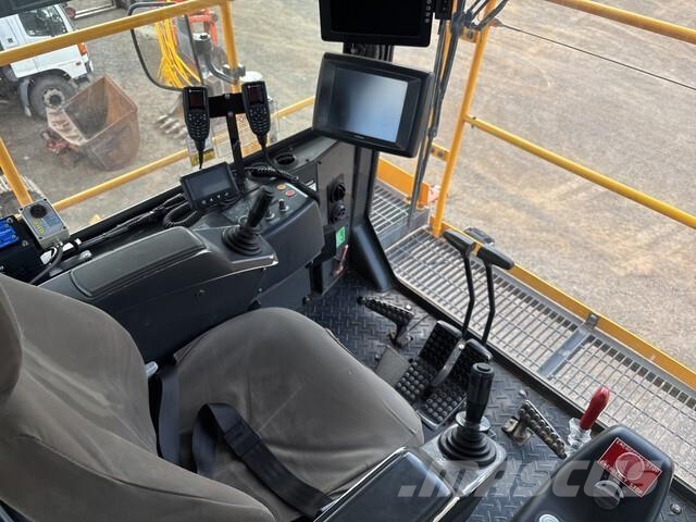 Hitachi EX1900-6 Crawler excavators