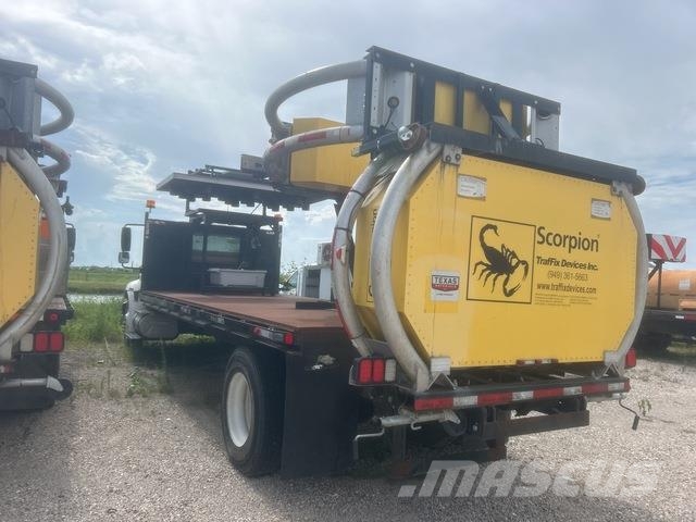 International 4300 Комбинированные дорожные машины