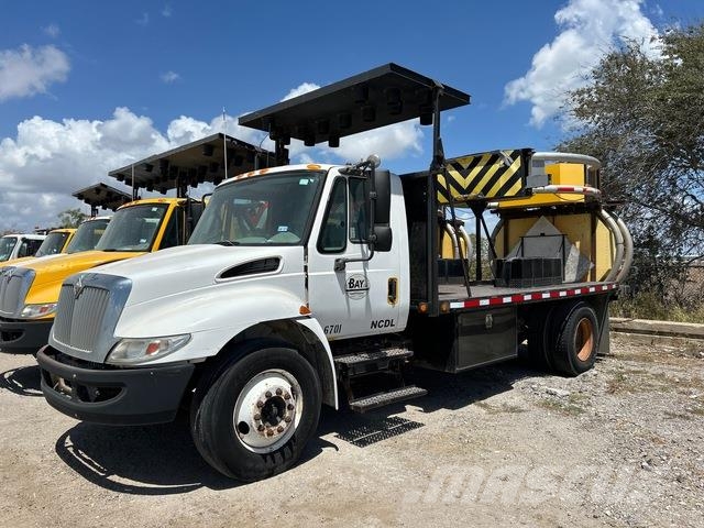 International 4300 Vehículos - Taller