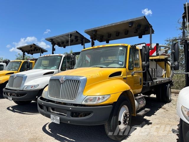 International 4300 Vehículos - Taller