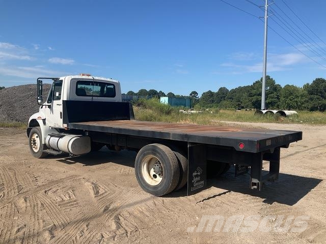 International 4300 Pritschenwagen/Pritschenwagen mit Seitenklappe