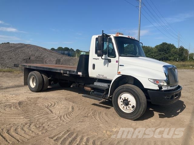 International 4300 Pritschenwagen/Pritschenwagen mit Seitenklappe