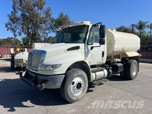 International 4300 Wassertanker