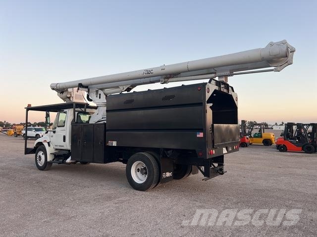 International 4300 卡車裝載高空作業車