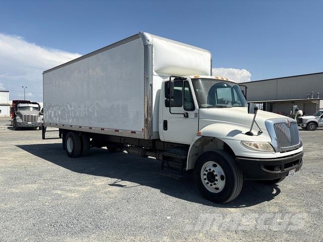 International 4300 SBA Camiones con caja de remolque